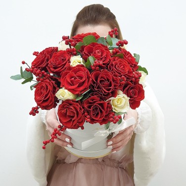 Композиция в белой шляпной коробке из красно-белых роз