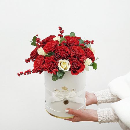 Композиция в белой шляпной коробке из красно-белых роз