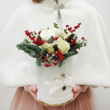 Зимняя композиция из ранункулюса, роз и илекса в шляпной коробке