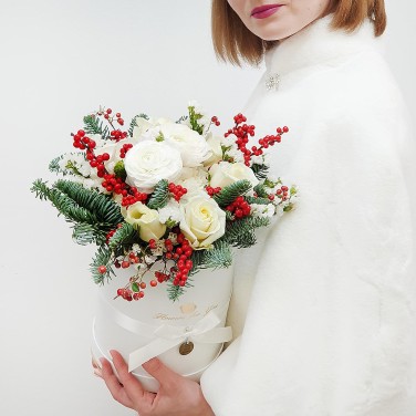 Зимняя композиция из ранункулюса, роз и илекса в шляпной коробке