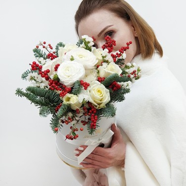 Зимняя композиция из ранункулюса, роз и илекса в шляпной коробке