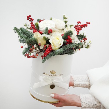 Зимняя композиция из ранункулюса, роз и илекса в шляпной коробке