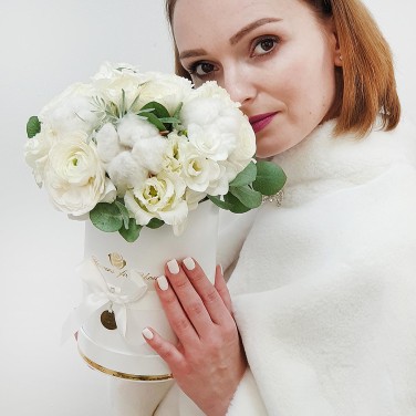 Нежная композиция из ранункулюсов в шляпной коробке