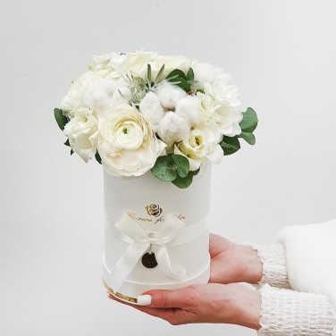 Нежная композиция из ранункулюсов в шляпной коробке