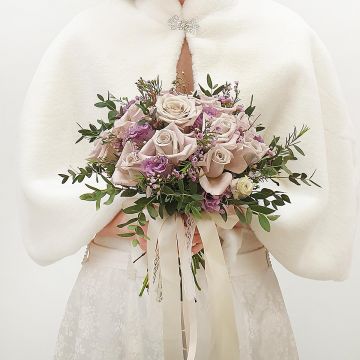 Зимний свадебный букет из сиреневых роз и эвкалипта