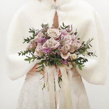 Зимний свадебный букет из сиреневых роз и эвкалипта