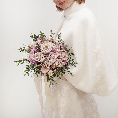 Зимний свадебный букет из сиреневых роз и эвкалипта