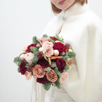 Зимний свадебный букет из роз и корицы