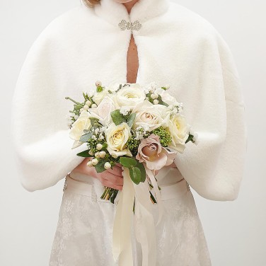 Свадебный букет из пионовидной розы, статицы и гиперикума