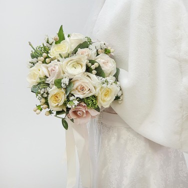 Свадебный букет из пионовидной розы, статицы и гиперикума