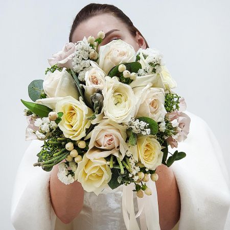 Свадебный букет из пионовидной розы, статицы и гиперикума