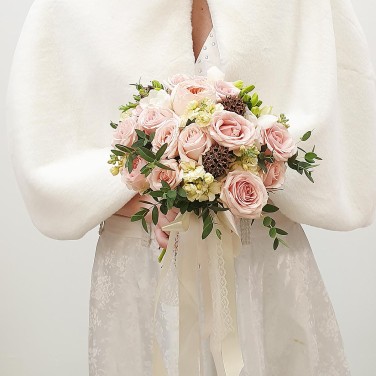 Розовый свадебный букет из кустовых роз и зелени
