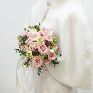 Розовый свадебный букет из кустовых роз и зелени