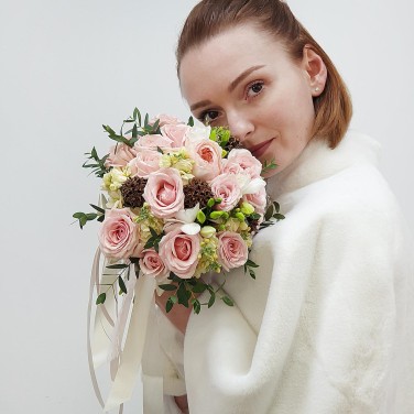 Розовый свадебный букет из кустовых роз и зелени