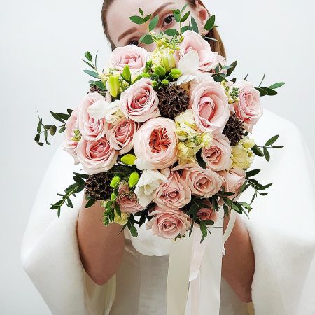 Розовый свадебный букет из кустовых роз и зелени
