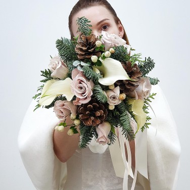 Зимний свадебный букет из калл, роз и нобилиса