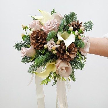 Зимний свадебный букет из калл, роз и нобилиса