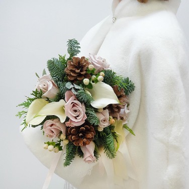 Зимний свадебный букет из калл, роз и нобилиса