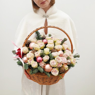 Новогодняя композиция из кустовых роз в корзине