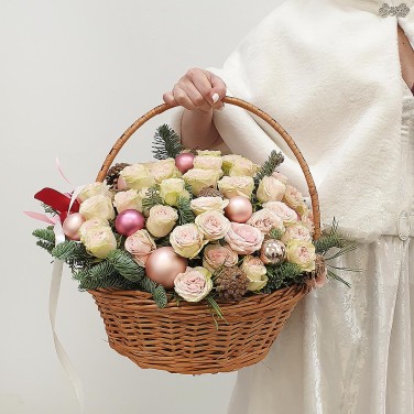 Новогодняя композиция из кустовых роз в корзине