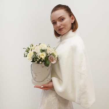 Композиция из пионовидных роз и гиперикума в шляпной коробке