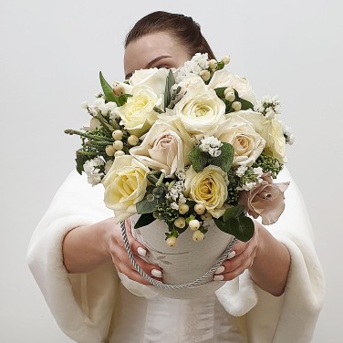 Композиция из пионовидных роз и гиперикума в шляпной коробке