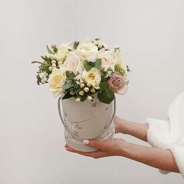 Композиция из пионовидных роз и гиперикума в шляпной коробке