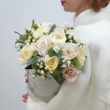 Композиция из пионовидных роз и гиперикума в шляпной коробке