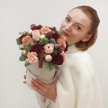 Яркая зимняя композиция в шляпной коробке из роз, корицы и шариков