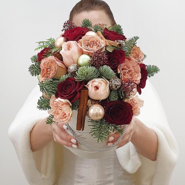 Яркая зимняя композиция в шляпной коробке из роз, корицы и шариков