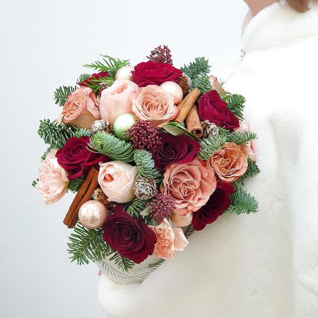 Яркая зимняя композиция в шляпной коробке из роз, корицы и шариков