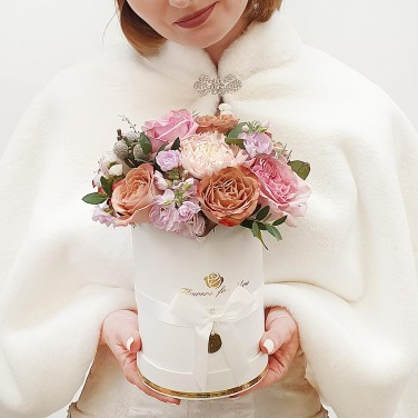 Композиция в шляпной коробке из пионовидных роз, гвоздик и маттиолы