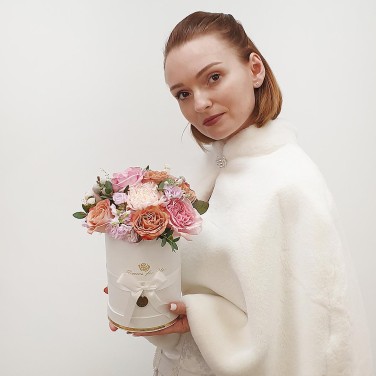 Композиция в шляпной коробке из пионовидных роз, гвоздик и маттиолы