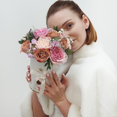 Композиция в шляпной коробке из пионовидных роз, гвоздик и маттиолы