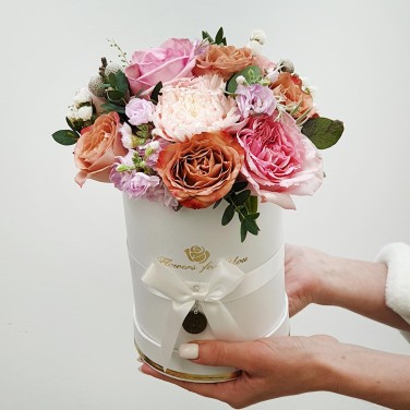 Композиция в шляпной коробке из пионовидных роз, гвоздик и маттиолы