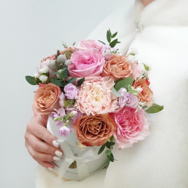 Композиция в шляпной коробке из пионовидных роз, гвоздик и маттиолы