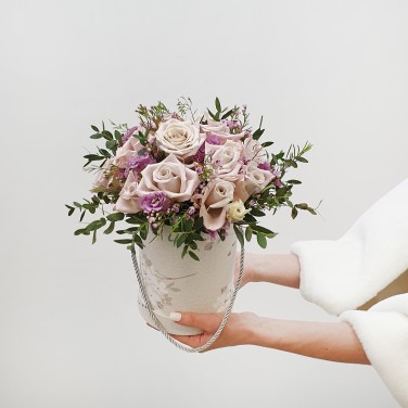 Композиция в белой шляпной коробке из пудровых роз и эвкалипта