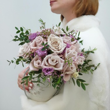 Композиция в белой шляпной коробке из пудровых роз и эвкалипта