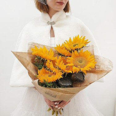 Букет из подсолнухов и коробочек лотоса