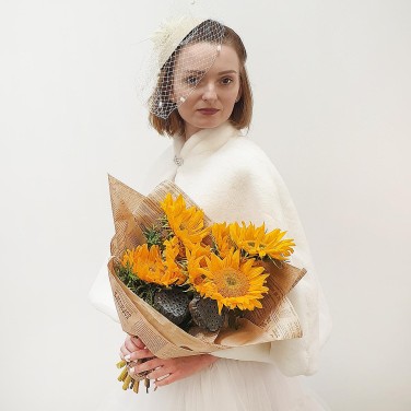 Букет из подсолнухов и коробочек лотоса