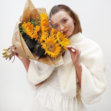 Букет из подсолнухов и коробочек лотоса