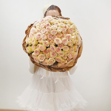 Шикарный букет из кустовой розы