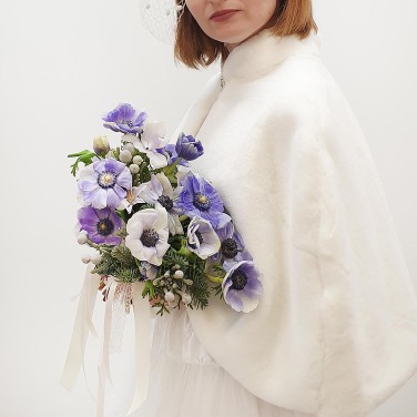 Зимний свадебный букет из анемонов и капса