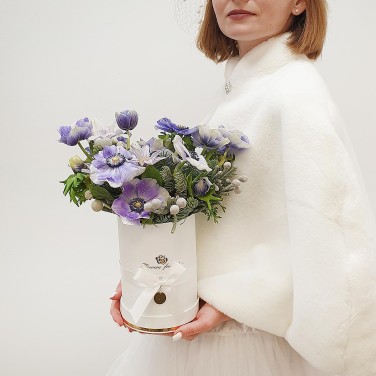 Шляпная коробка с нежными анемонами и капсом