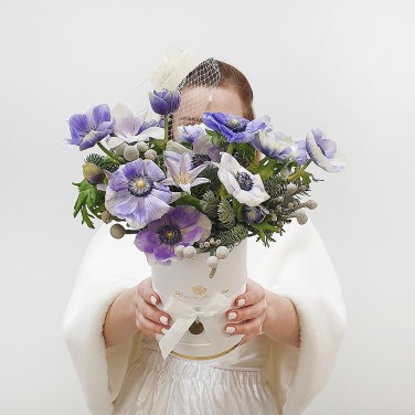 Шляпная коробка с нежными анемонами и капсом