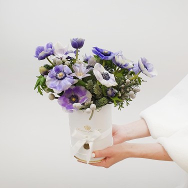 Шляпная коробка с нежными анемонами и капсом