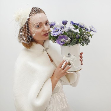 Шляпная коробка с нежными анемонами и капсом