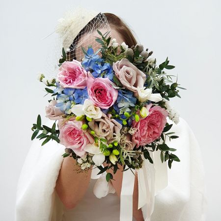 Букет невесты из пионовидных роз, гортензии и капса