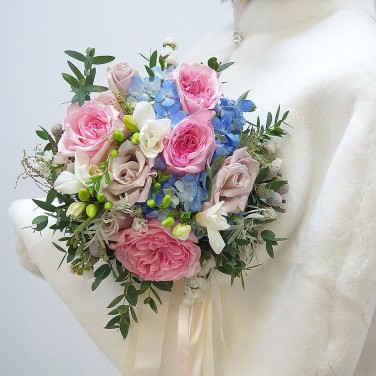 Букет невесты из пионовидных роз, гортензии и капса