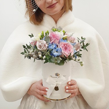 Композиция в шляпной коробке из роз, гортензии и капса